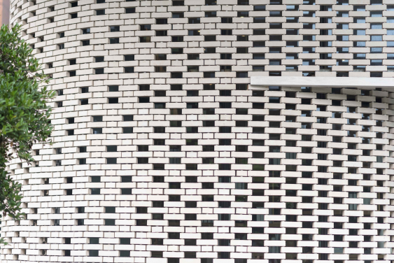 Local clay bricks are made convex/concave and spaced to create ever-changing transparency in the design of Library Club in Shunde (photo credit: Department of Architecture, HKU)